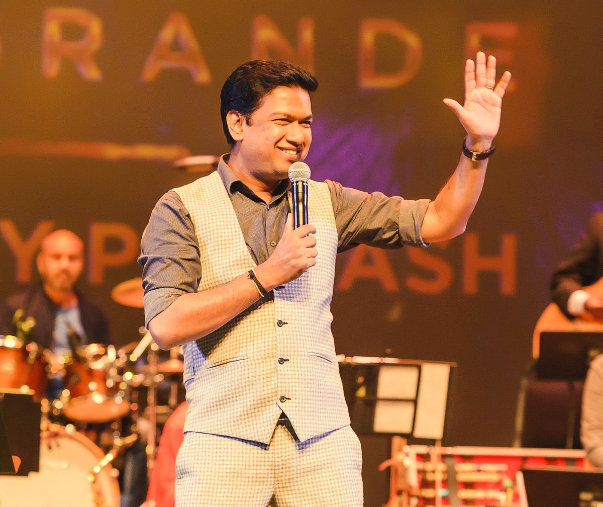 Vijay Prakash waving to the audience at CineMusiq La Grande